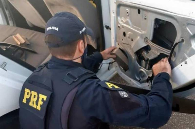 Gaúcha é presa por transportar cocaína em fundo falso de carro em Santa Catarina
