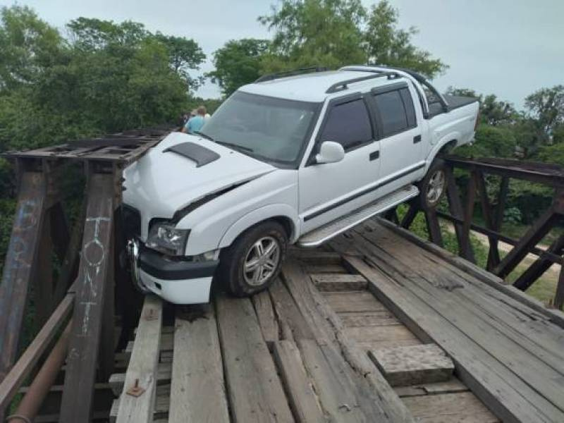 Caminhonete fica atravessada em ponte na ERS-149
