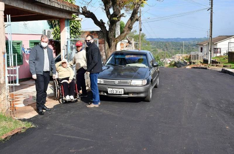 Lideranças acompanham obras de asfaltamento no Bairro Ditz em Santo Ângelo