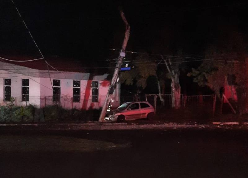 Colisão em poste envolve veículo e moto provocando apagão em bairros de Santo Ângelo