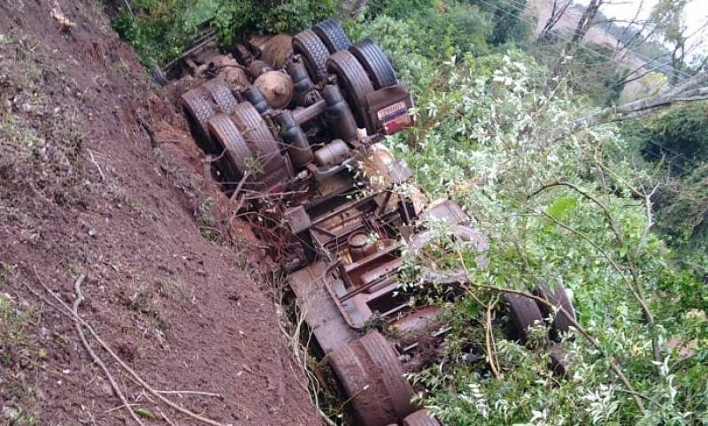 Caminhão carregado de soja tomba na ERS 342