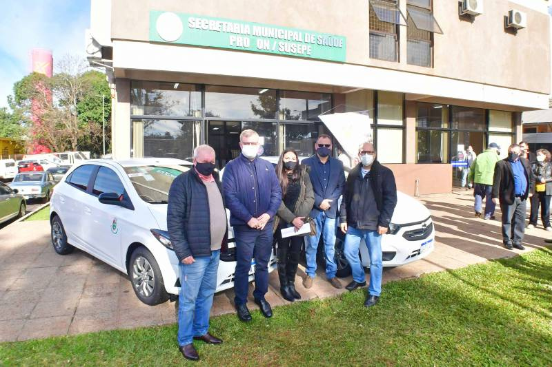Secretaria de Saúde recebe dois novos veículos