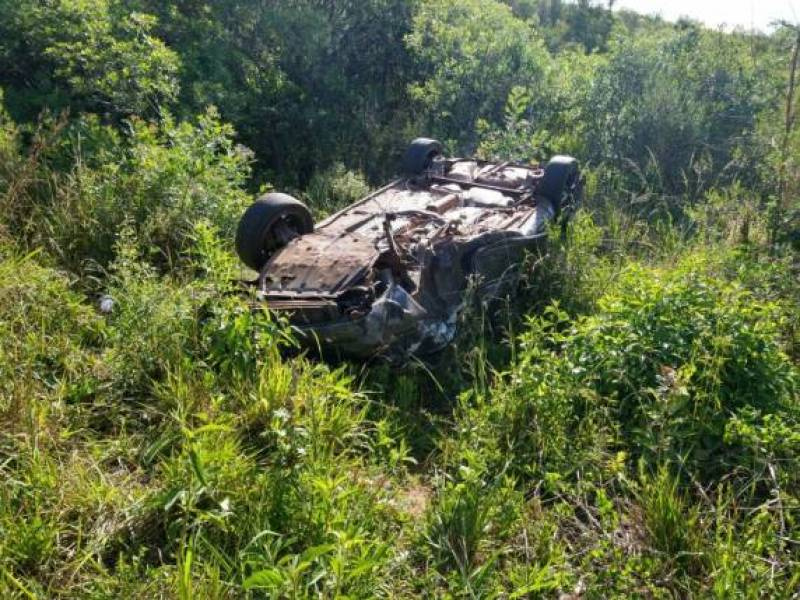 Homem fica ferido após veículo sair da pista e capotar na Br-285