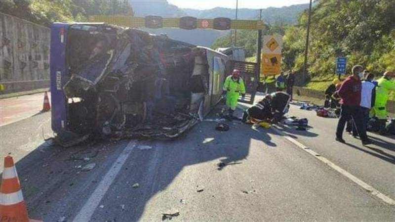 Acidente com ônibus de equipe de futsal deixa motorista e jogador mortos no Paraná