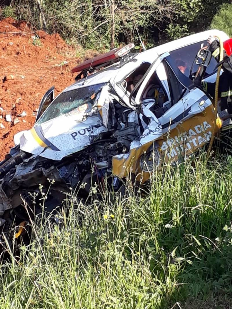 Policial Militar fica preso as ferragens em colisão de viatura e patrola