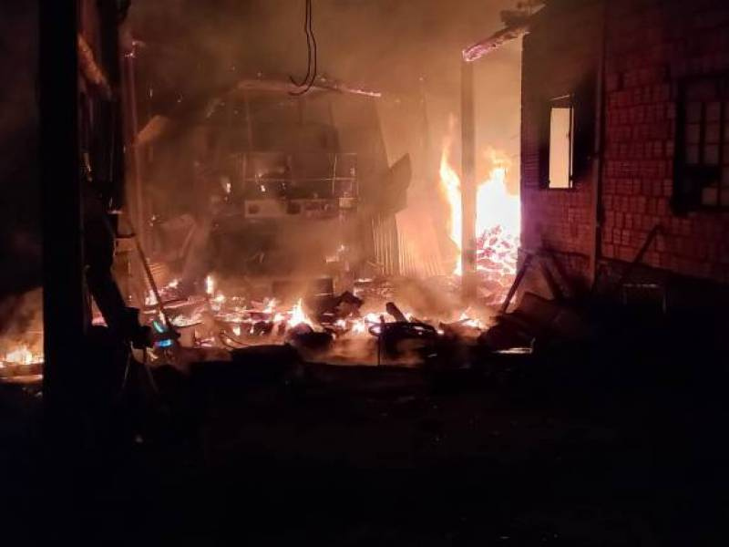 Galpão e pulverizador são destruídos por incêndio no interior de Ijuí