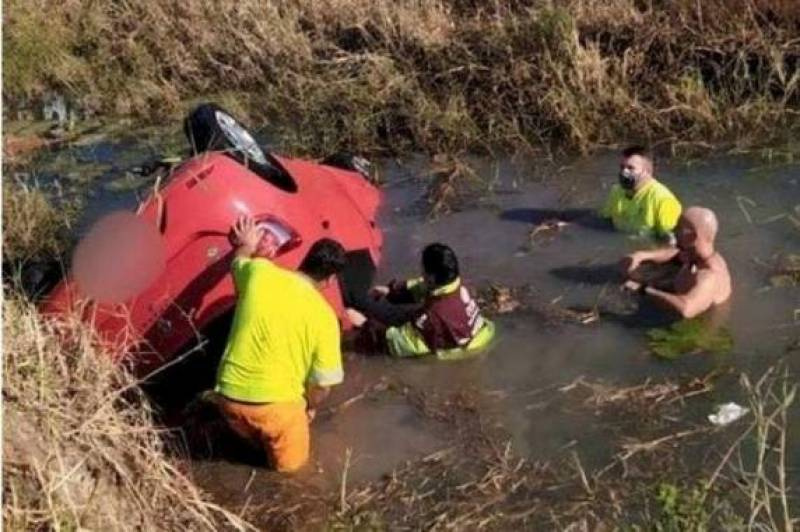 Duas pessoas morrem após carro sair da pista e cair em vala no Sul de SC