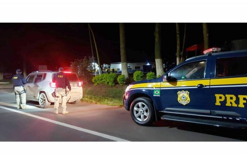 PRF intercepta carro furtado conduzida por uma mulher que viajava com a filha de 5 anos