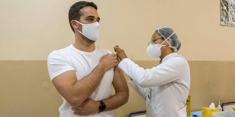 Com 36 anos, Eduardo Leite é vacinado contra a Covid-19