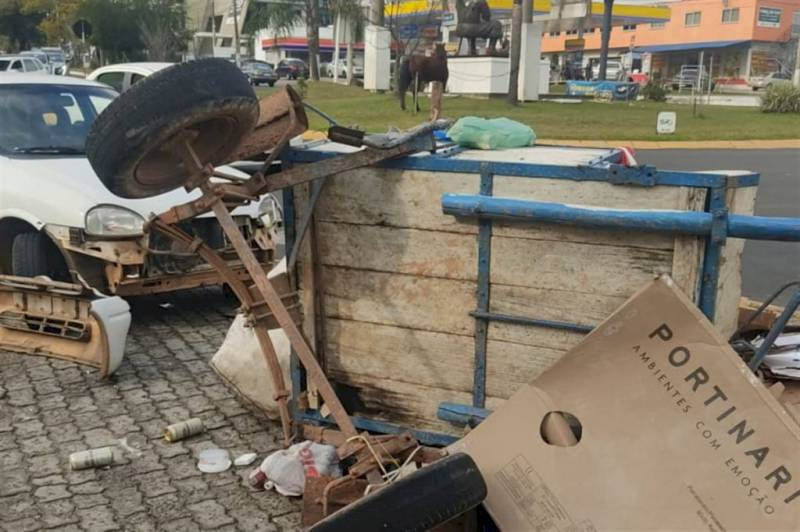 Cavalo que puxava gaiota causa acidentes e deixa dois feridos