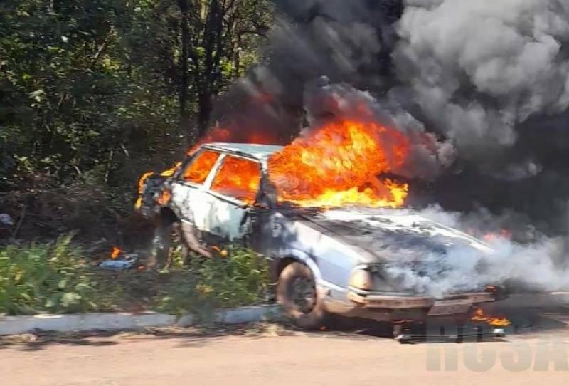 Incêndio destrói veículo na cidade de Catuipe