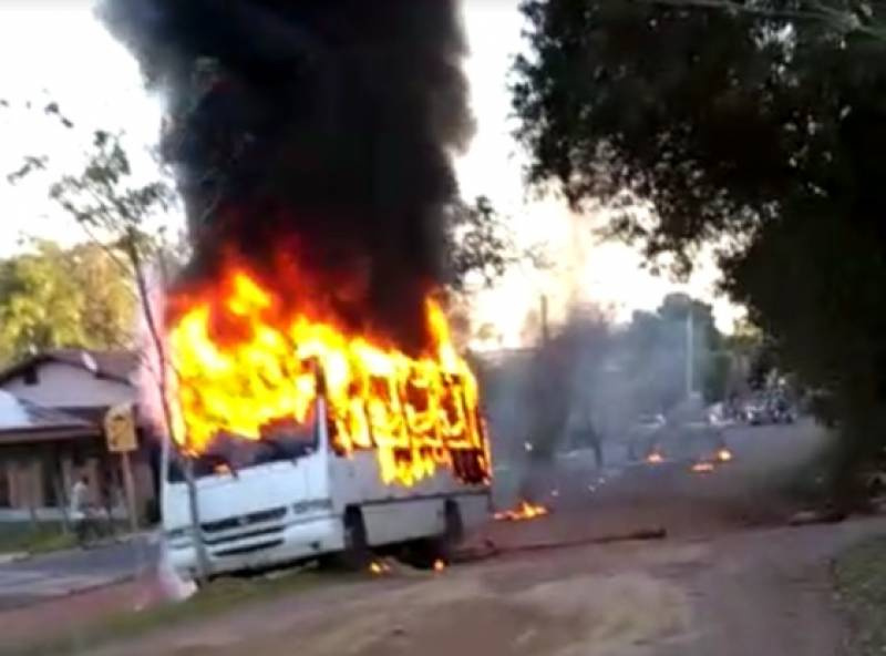 Micro-ônibus da Prefeitura de Campo Bom sofre pane e incendeia