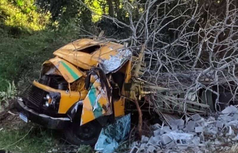 Caminhoneiro sofre lesões após caminhão tombar na BR 392, em Guarani das Missões