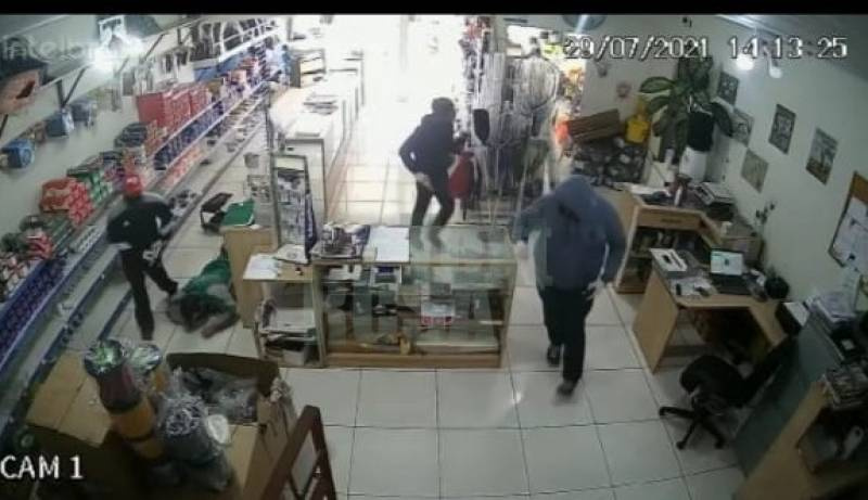 Mais de 20 armas teriam sido levadas no assalto a loja de armas