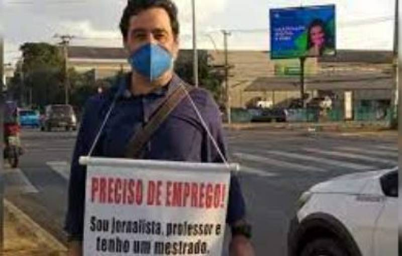 Professor com mestrado pede emprego em semáforos e recusa dinheiro
