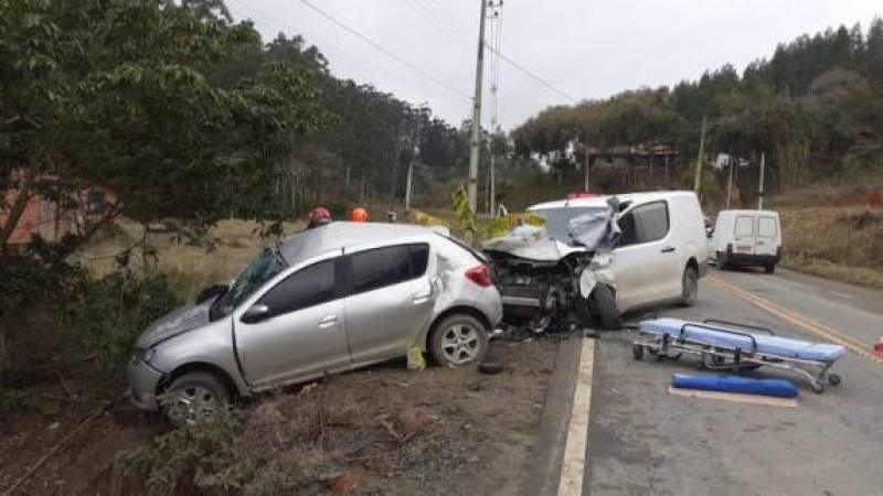 Acidente deixa dois mortos e quatro feridos