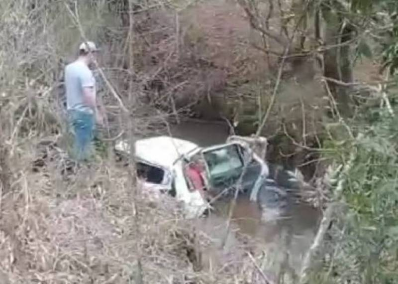 Veículo sai da pista e cai em rio na RSC-472, entre Tenente Portela e Palmitinho