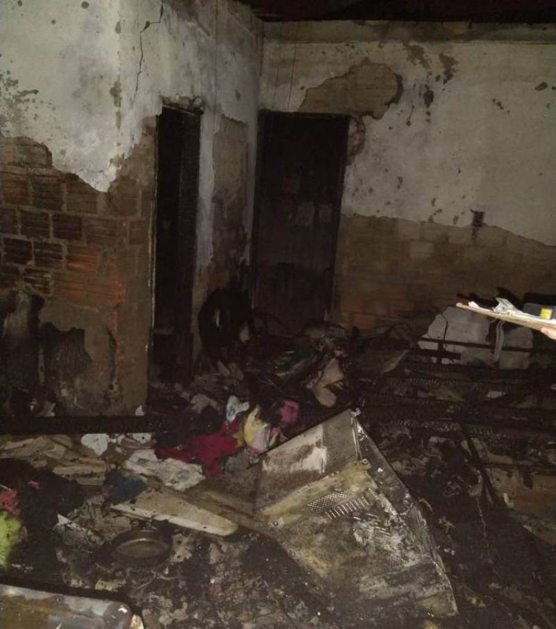 Homem mata filha de 13 anos, esfaqueia caçula e coloca fogo em residência com mais 5 filhos dentro em SC