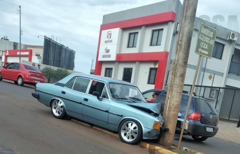 Motorista perde controle do veículo e colide em poste na zona sul de Santo Ângelo