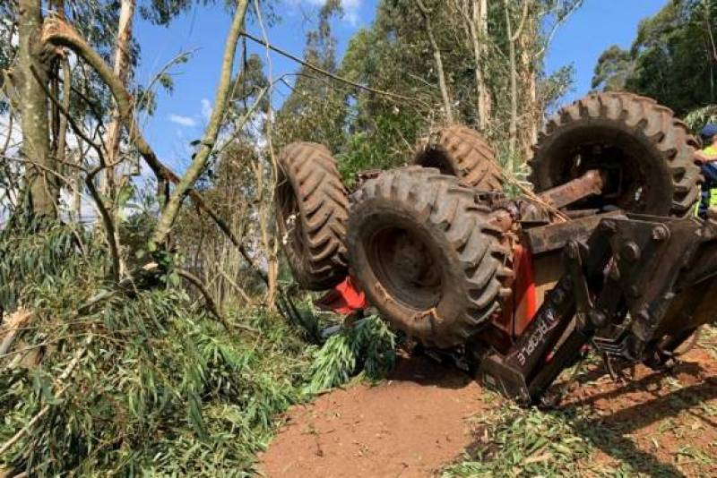 Trabalhador fica ferido após trator ser atingido por tora de madeira e tombar no Oeste