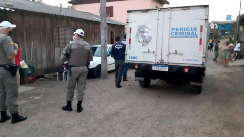Jovem morre ao manusear espingarda e acidentalmente ser atingido por tiro no próprio r