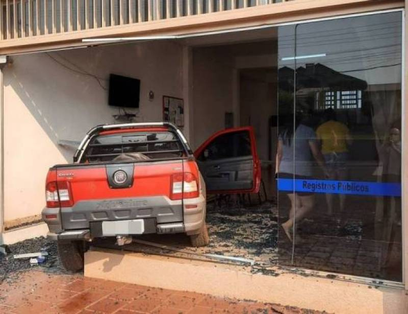 Carro invade cartório em Roque Gonzales