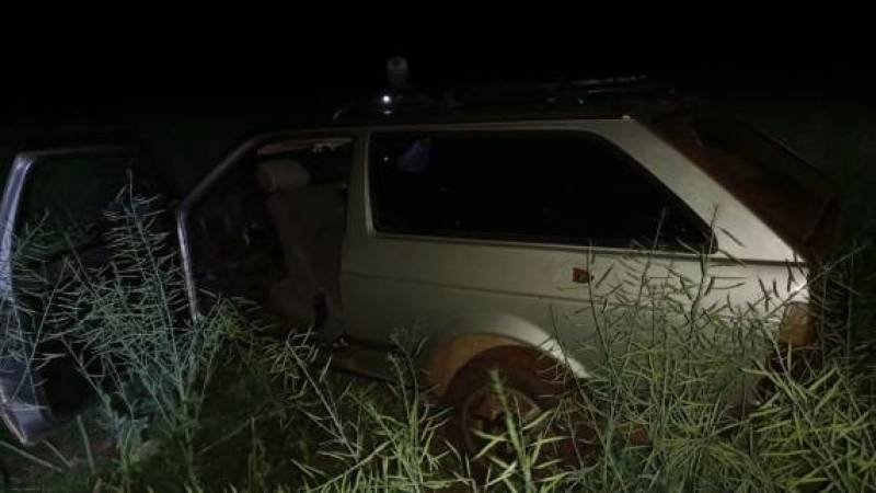Após fugirem de barreira policial, abigeatários abandonam veículo e se escondem em mat