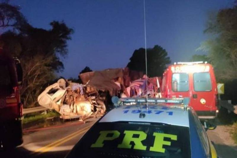 Colisão entre caminhões deixa dois mortos na BR 392