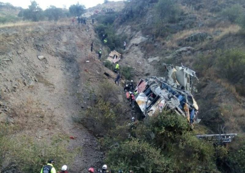 Acidente com ônibus deixa 33 mortos e 22 feridos no Peru
