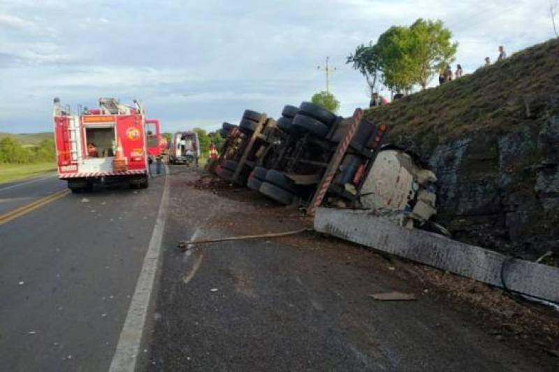 Condutor de carreta fica gravemente ferido em tombamento na BR-386 em Soledade