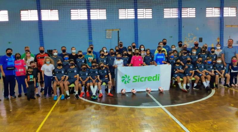 Realizada entrega de uniformes através de recursos do Fundo Social 2021 Sicredi União RS