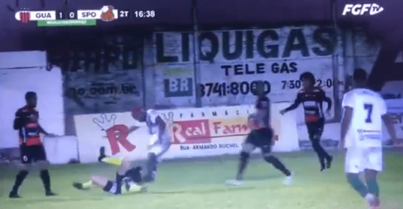 Jogador chuta a cabeça de árbitro em jogo da Segundona Gaúcha