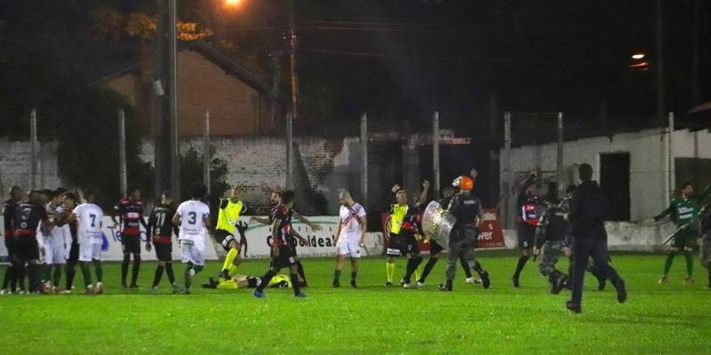 Jogador que agrediu árbitro na Divisão de Acesso recebe liberdade provisória da Justiça