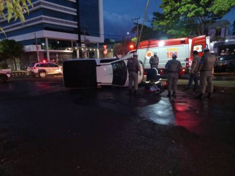 Veiculo se choca no poste de iluminação central no centro de Ijuí e deixa um ferido