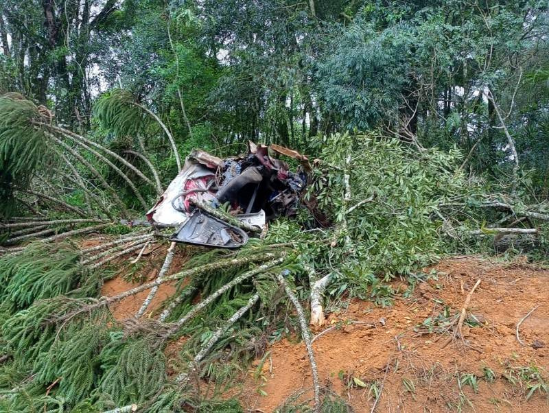 Colisão entre dois carros e uma carreta deixa três pessoas mortas na BR-280 em SC