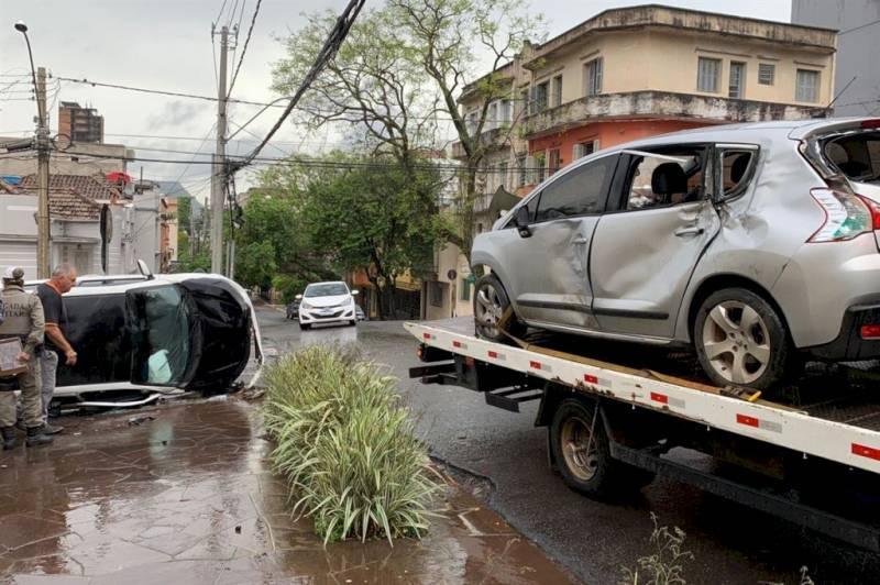 Colisão de carros deixa dois motoristas feridos em Santa Maria