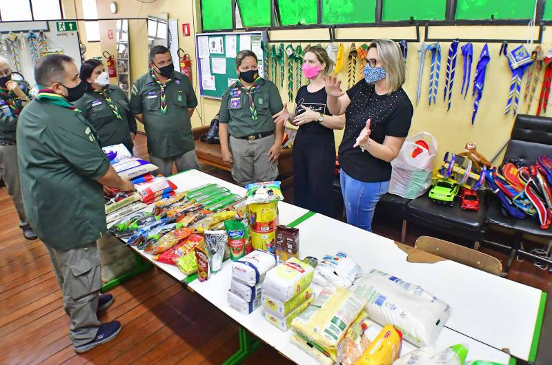 Grupo Escoteiro Medianeira doa alimentos e brinquedos à Central do Bem