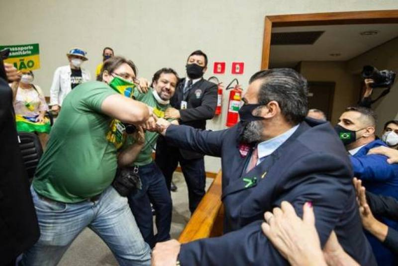 Após confusão, Câmara de Porto Alegre mantém veto a passaporte vacinal; decisão não te
