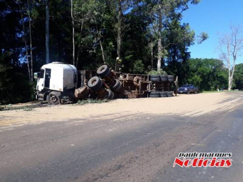 Carreta com carga e trigo tomba na BR 472 em Três de Maio