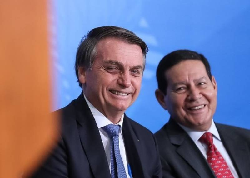 TSE nega cassar chapa Bolsonaro-Mourão e decide que disparo em massa é abuso de poder 