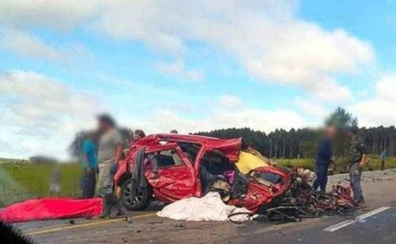 Colisão frontal entre carro e caminhão deixa dois mortos na Rota do Sol, em São Franci