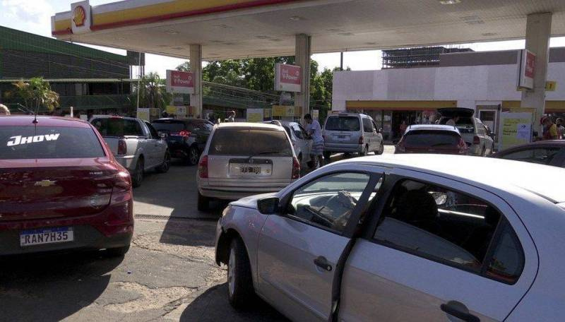 Brasileiros cruzam a fronteira e vão abastecer na Argentina por R$ 3,10 o litro de gasolina