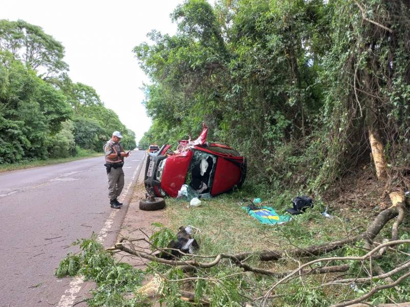 Veículo de Santo Ângelo sai da pista, colide em árvores e deixa condutor ferido