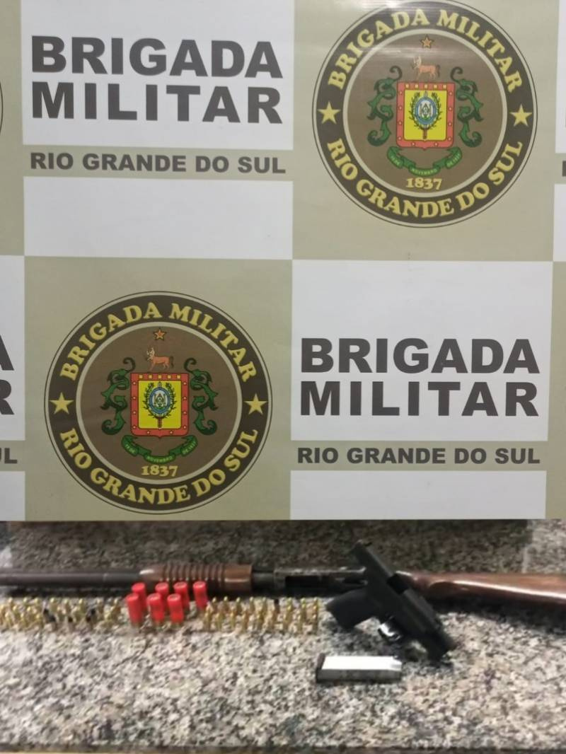 Brigada Militar prende trio por porte ilegal de arma, apreende armas e munições em San