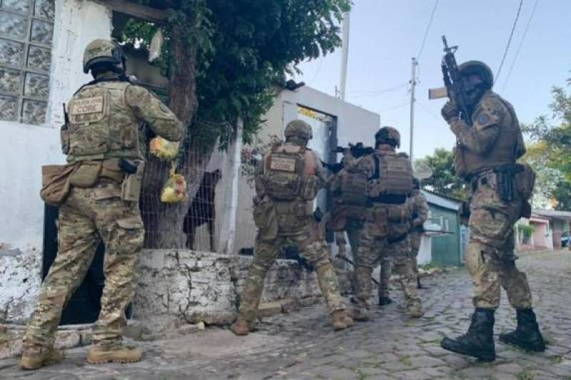 Operação policial é deflagrada para prender mais de 30 traficantes em Santiago