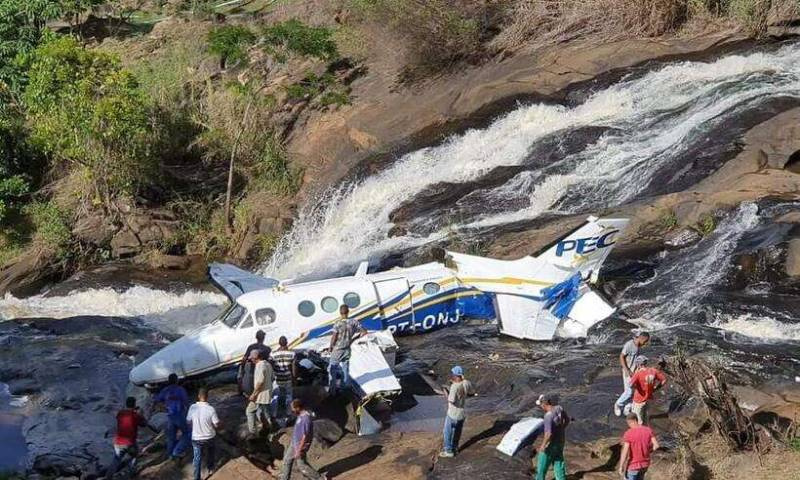 Avião que transportava cantora Marília Mendonça cai em MG
