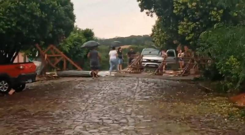 Forte temporal causa destelhamentos e muitos danos na cidade de Coronel Bicaco