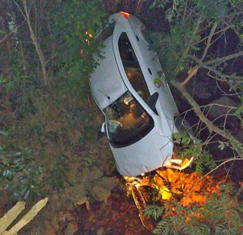 Motorista de aplicativo tem o carro roubado e casal é preso após acidente com o veícul