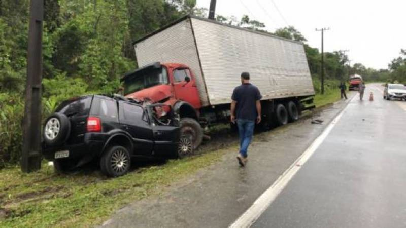 Colisão frontal envolvendo caminhão e Ecosport deixa quatro mortos