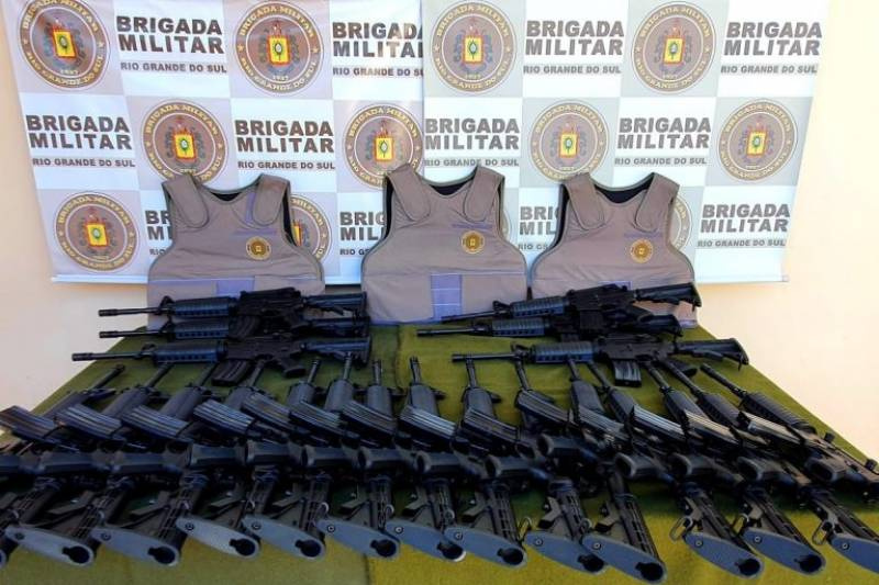 Polícia Ostensiva Fronteira Noroeste recebe 22 armas do tipo carabina calibre 5.56 e 52 coletes balístico